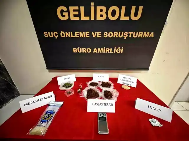 Gelibolu'da Uyuşturucu Operasyonu: 2 Gözaltı, Çok Miktarda Uyuşturucu Ele Geçirildi
